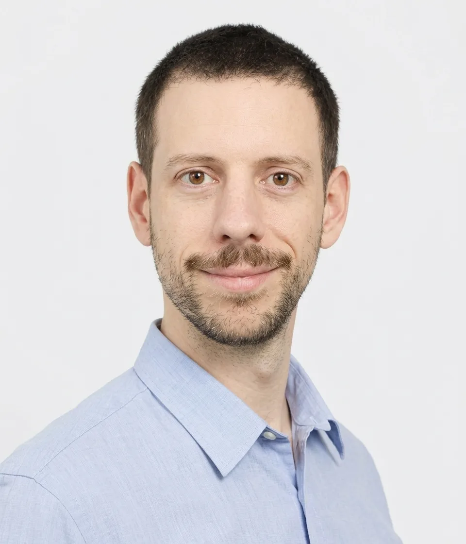 Dr. Hadrien Komaromi